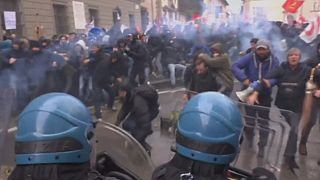 Violentos enfrentamientos durante una marcha contra las reformas del gobierno de Renzi en Florencia