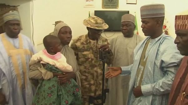 Nigerianische Armee entdeckt entführtes Mädchen mit Baby Nigerianische Armee entdeckt entführtes Mädchen mit Baby