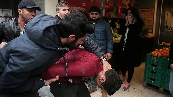 Cumhuriyet ve HDP'deki tutuklamalara tepkiler devam ediyor Cumhuriyet ve HDP'deki tutuklamalara tepkiler devam ediyor