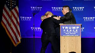 Agentes del Servicio Secreto sacan a Donald Trump del escenario durante un mitin