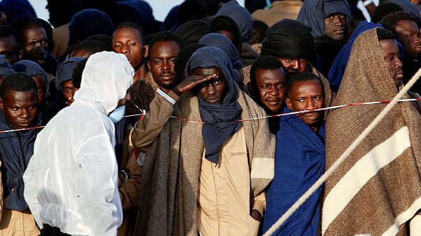 خفر السواحل الإيطالي ينقذ 2200 مهاجر وينتشل عشر جثث من مياه المتوسط خفر السواحل الإيطالي ينقذ 2200 مهاجر وينتشل عشر جثث من مياه المتوسط