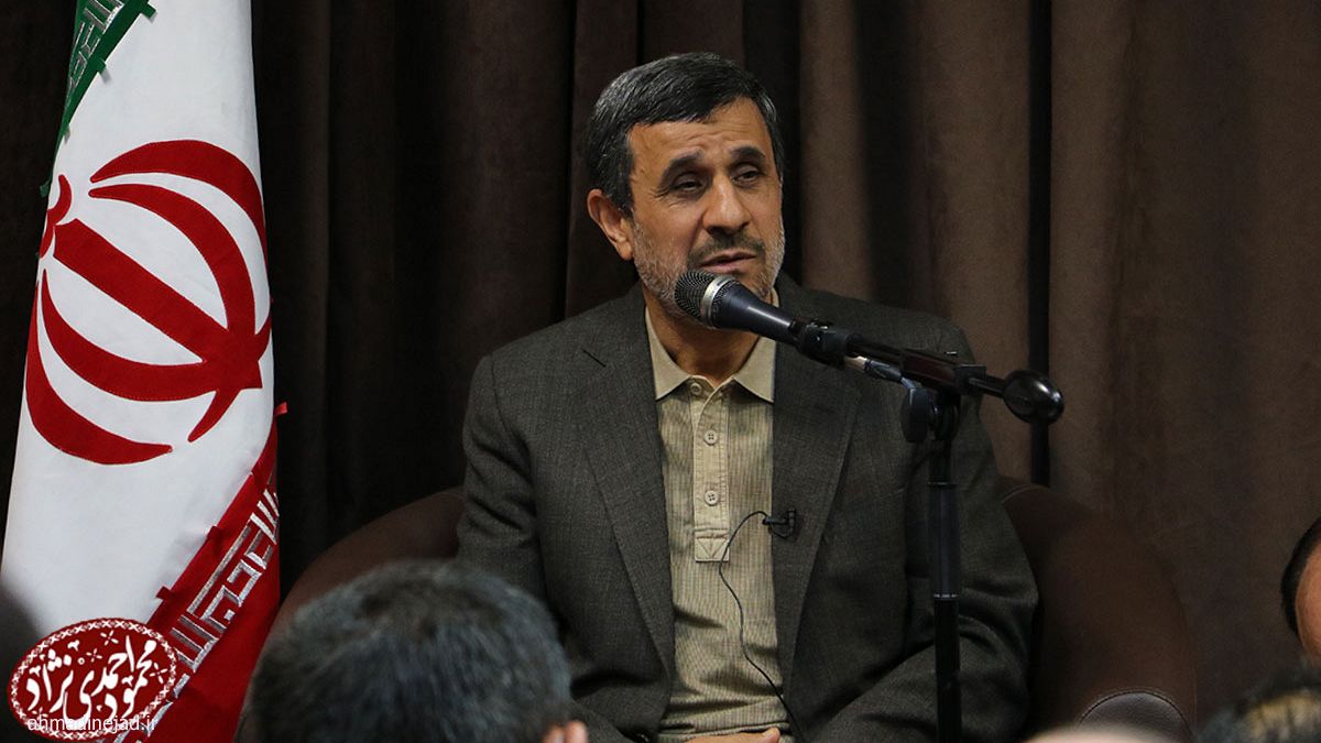 احمدی‌نژاد در جمع حامیانش: این می‌گوید تو دزدی او می‌گوید تو دزدتری