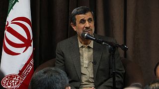 احمدی‌نژاد در جمع حامیانش: این می‌گوید تو دزدی او می‌گوید تو دزدتری