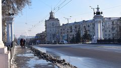 Image: Residents walk along Prospect Soborniy, Zaporizhzhia's main street, 