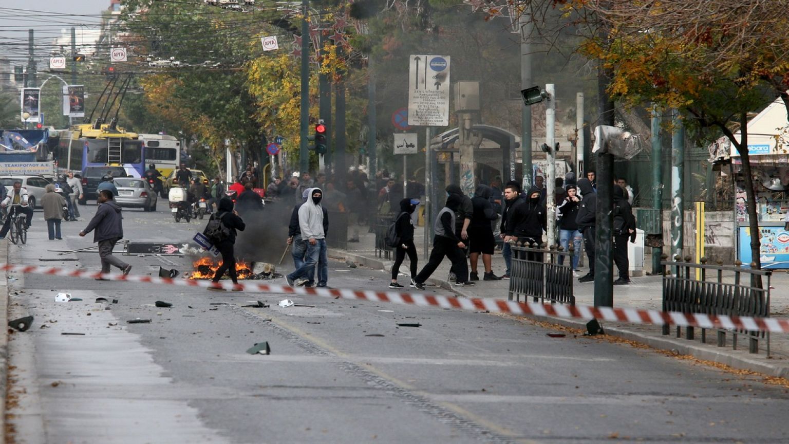 Ένταση στο Πολυτεχνείο - Πετροπόλεμος και βόμβες μολότοφ κατά αστυνομικών