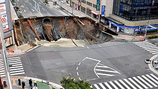 [Vídeo] Un enorme agujero se traga una calle de cuatro carriles en Japón