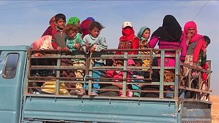 Cientos de sirios huyen de Raqa mientras prosiguen los choques contra los yihadistas en la región