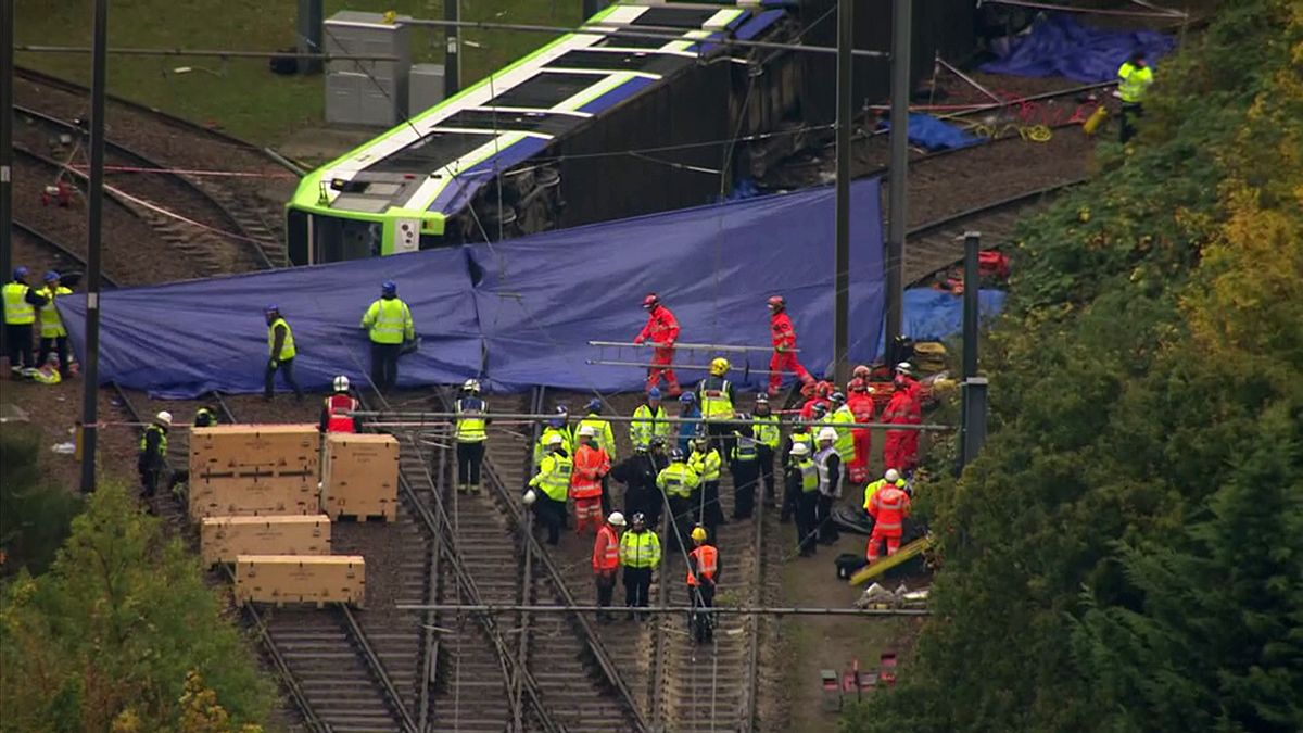 Descarrilamento de tramway em Londres faz cinco mortos