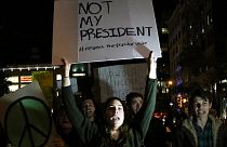 Trump denuncia "manifestantes profissionais incitados pelos media"