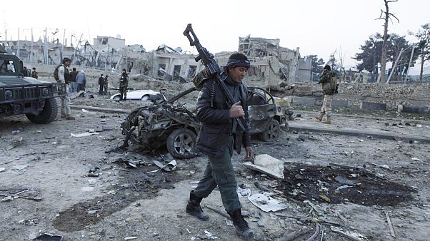 Afganistan, almeno 6 i morti per l'attacco al consolato tedesco Afganistan, almeno 6 i morti per l'attacco al consolato tedesco