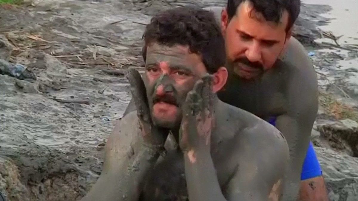 حمام کردن مردم و سربازان در یکی از چشمه های شهر حمام العلیل