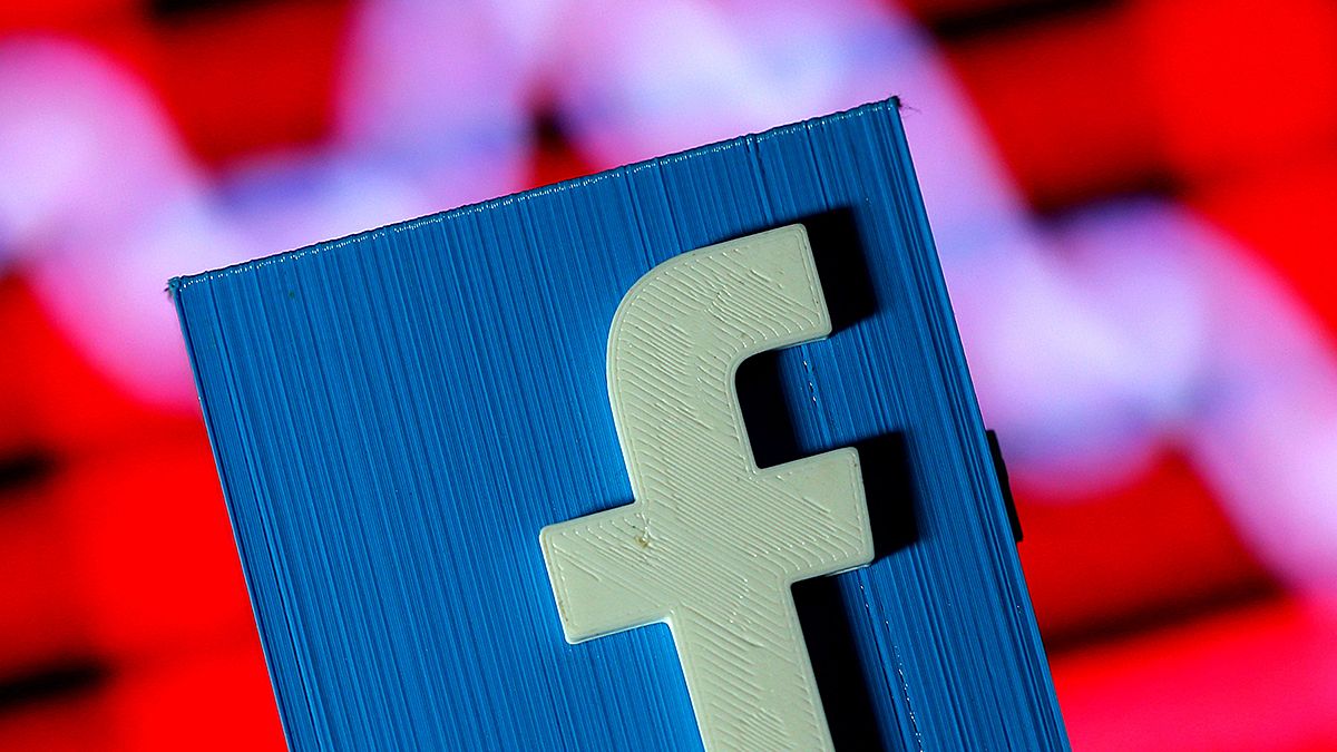 Facebook "похоронил" и "оживил" пользователей