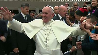 Papst Franziskus betet mit Armen