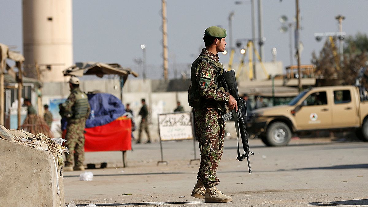 Ataque bombista Taliban na maior base da NATO