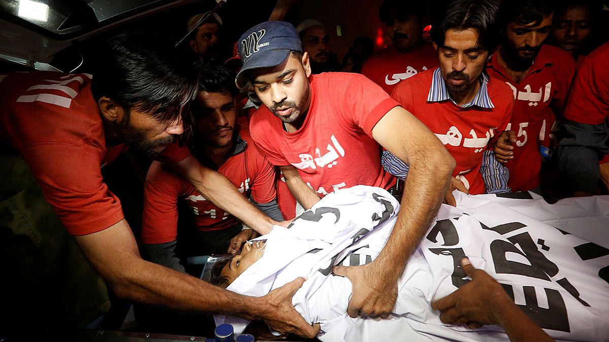 باكستان: 52 قتيلا وعشرات الجرحى في تفجير تبناه داعش