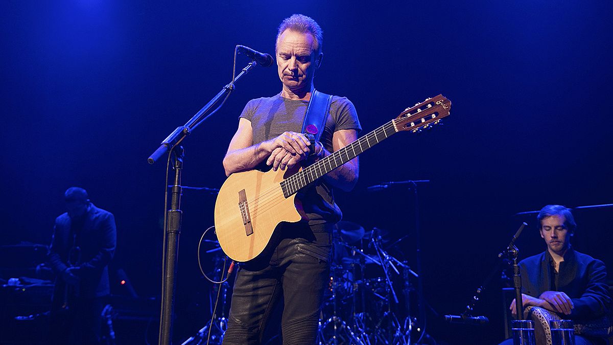 Un an après les attentats, Sting chante dans un Bataclan bouleversé