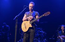 Un an après les attentats, Sting chante dans un Bataclan bouleversé