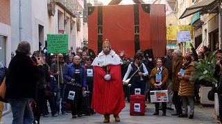 Protest mit Koffer - zuviele Touristen in Venedig?