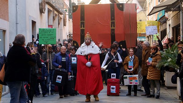 Protest mit Koffer - zuviele Touristen in Venedig? Protest mit Koffer - zuviele Touristen in Venedig?