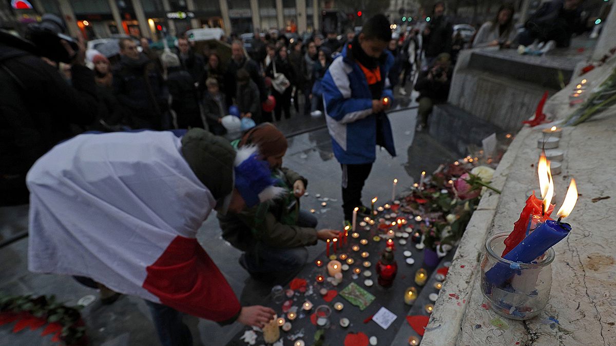 Minden áldozat emlékére egy légballont engedtek fel Párizsban