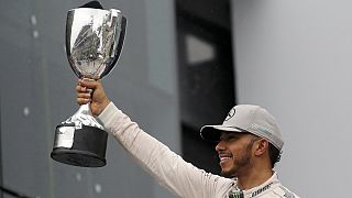 Lewis Hamilton vence à chuva e ainda sonha