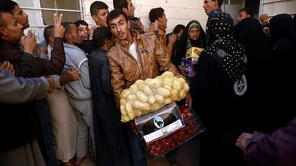 سكان "حمّام العليل" يتلقون مساعدات غذائية بعد استعادة بغداد وحلفائها السيطرة على البلدة سكان "حمّام العليل" يتلقون مساعدات غذائية بعد استعادة بغداد وحلفائها السيطرة على البلدة