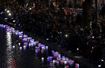 Parigi si ferma per commemorare gli attentati
