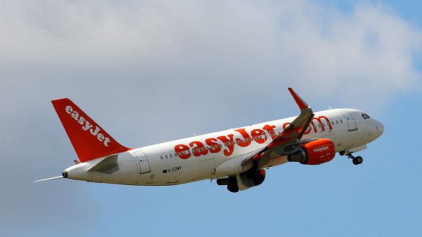 Easyjet: utile pre-tasse in calo per sterlina debole, passeggeri in aumento Easyjet: utile pre-tasse in calo per sterlina debole, passeggeri in aumento