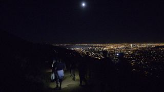 Afrique du Sud: la "super Lune" apparaît dans le ciel du Cap [No Comment]