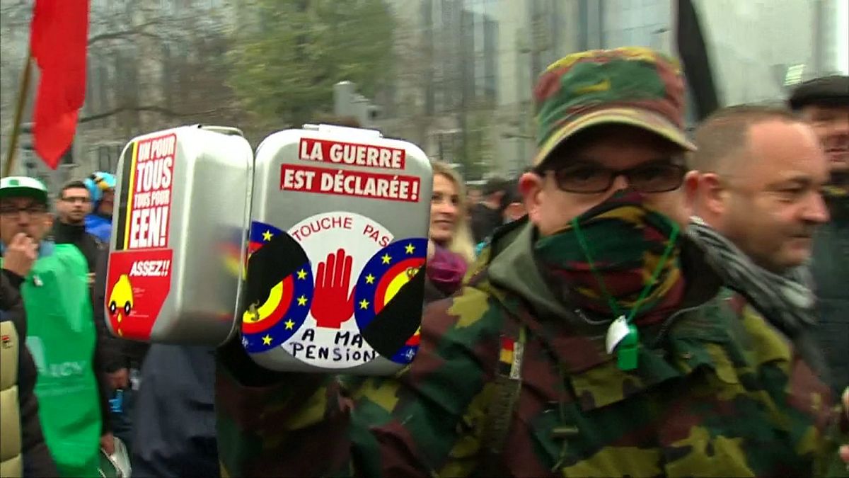 Belçika'da polisten askere göz yaşartıcı gaz