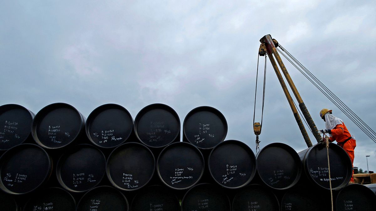 Fuertes subidas del petróleo a la espera del acuerdo de la OPEP