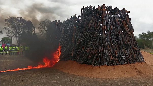 Fegyvereket égettek Kenyában Fegyvereket égettek Kenyában