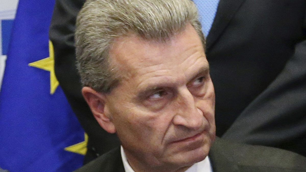 El viaje del comisario Oettinger en un avión privado llega a la Eurocámara