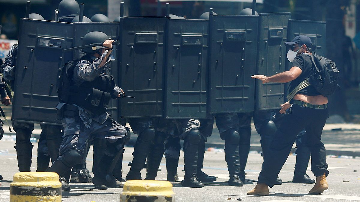 احتجاجات عنيفة في البرازيل واقتحام البرلمان رفضًا للسياسة الحكومية التقشفية