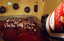 Vörösborban úsznak a szállóvendégek Hakonéban