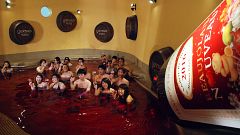 Ein Bad im Beaujolais Nouveau entzückt Japaner