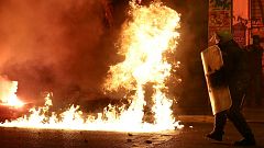 Ένταση στα Εξάρχεια - Οδοφράγματα, μολότοφ και δακρυγόνα