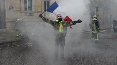 Image: Yellow Jacket protester in France 