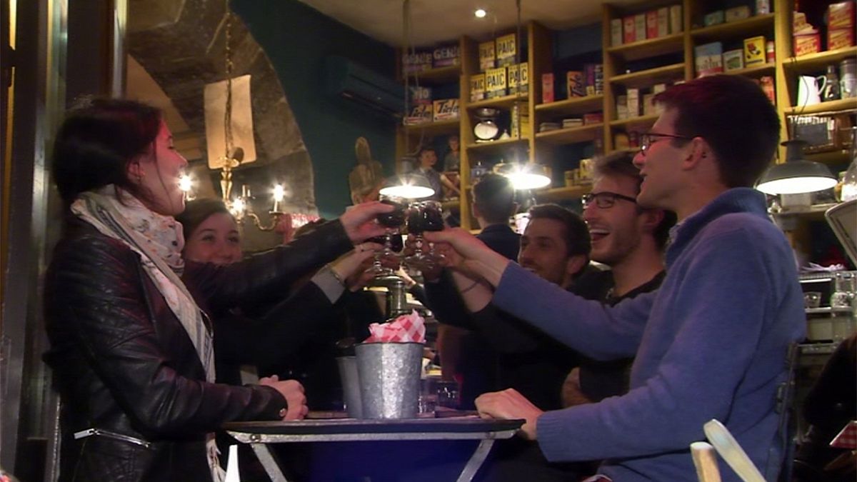 الفرنسيون يحتفلون باحدث اصدارات نبيذ بوجوليه