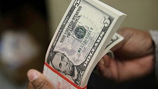 Le dollar atteint de nouveaux sommets