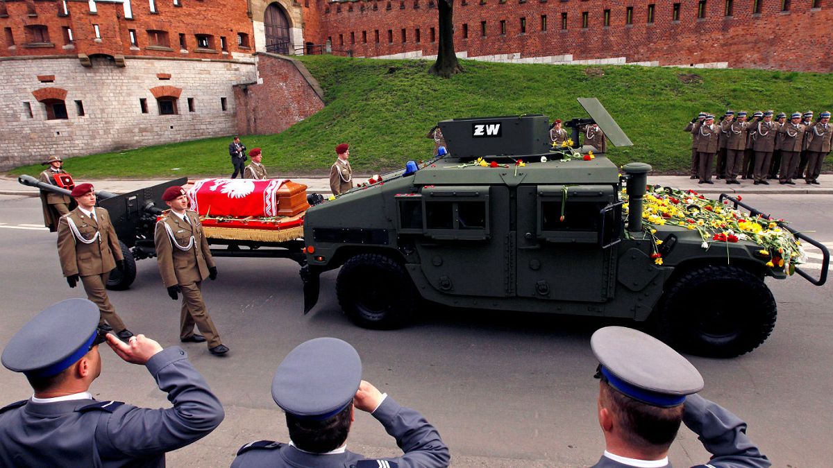 إعادة دفن رفات الرئيس البولندي السابق وزوجته بعد إعادة تشريحهما
