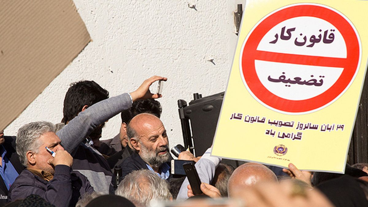 تجمع اعتراضی کارگران مقابل مجلس ایران: اخراج کارگران را تسهیل کرده‌اند