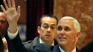 Futuro vice-presidente dos EUA Mike Pence vaiado na Broadway