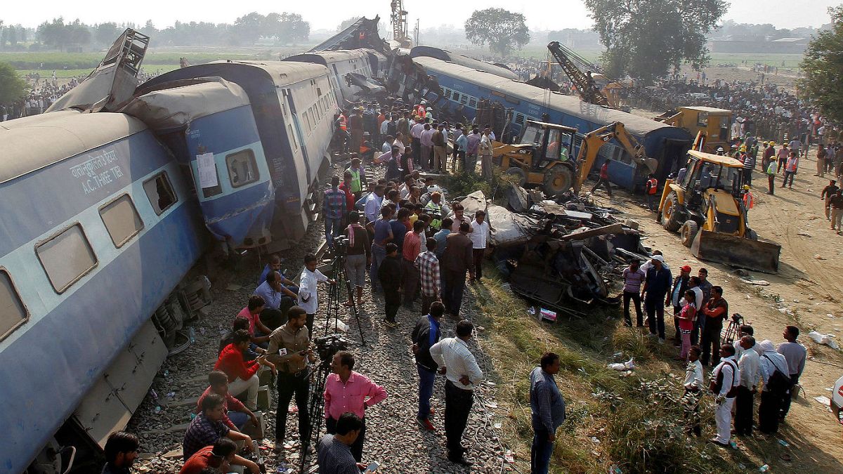 حادثه قطار در نزدیکی کانپور هندوستان حداقل ۹۰ کشته برجای گذاشت