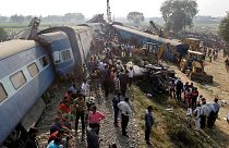 Un centenar de muertos tras el descarrilamiento de un tren en el norte de la India