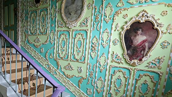 Un retraité ukrainien transforme son appartement en galerie d'art Un retraité ukrainien transforme son appartement en galerie d'art