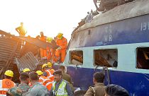 Hindistan'daki tren kazasında ölü sayısı 110'u geçti