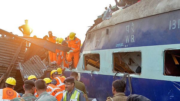 Hindistan'daki tren kazasında ölü sayısı 110'u geçti Hindistan'daki tren kazasında ölü sayısı 110'u geçti