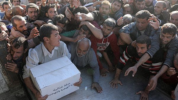 Les habitants de Mossoul se disputent la maigre aide envoyée par Bagdad Les habitants de Mossoul se disputent la maigre aide envoyée par Bagdad