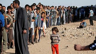 المئات يتزاحمون للحصول على الطعام في الموصل